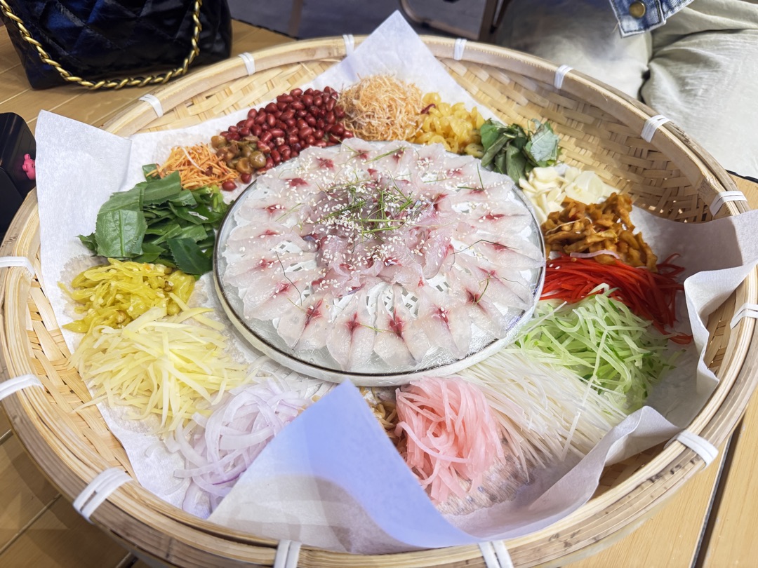 顺德风味捞起鱼生簸箕大拼盘